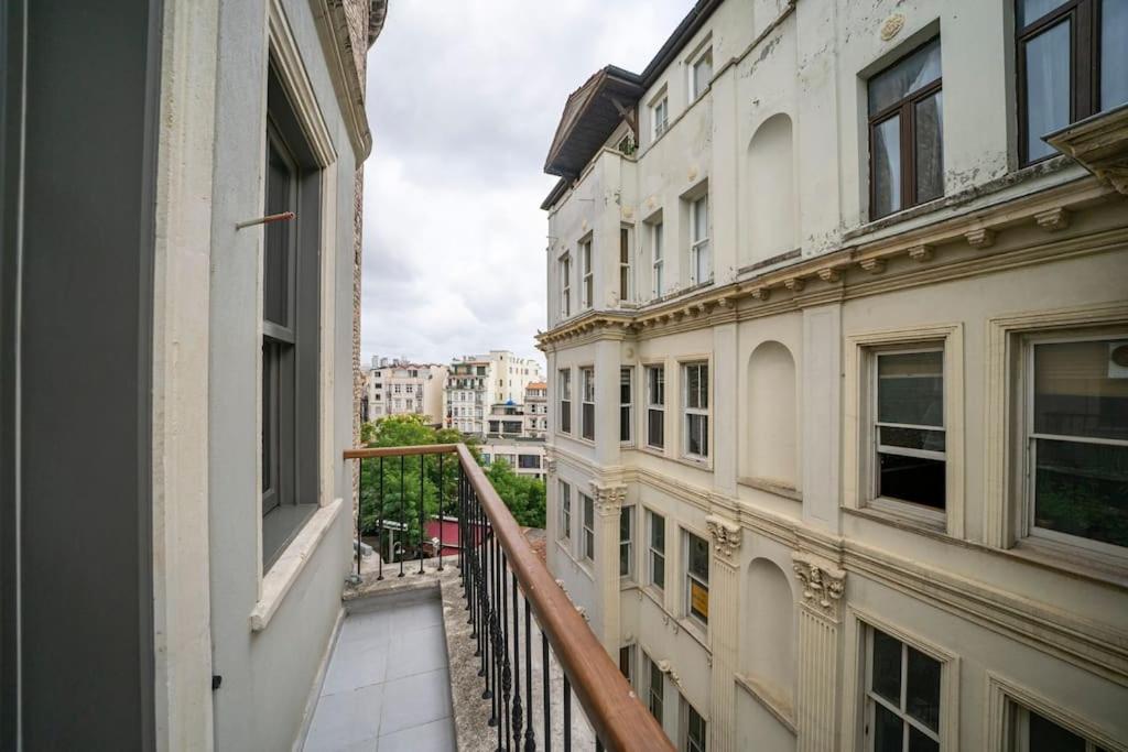 Historic 2 Bedroom Galata Apt-Heart Of Istanbul Exterior photo